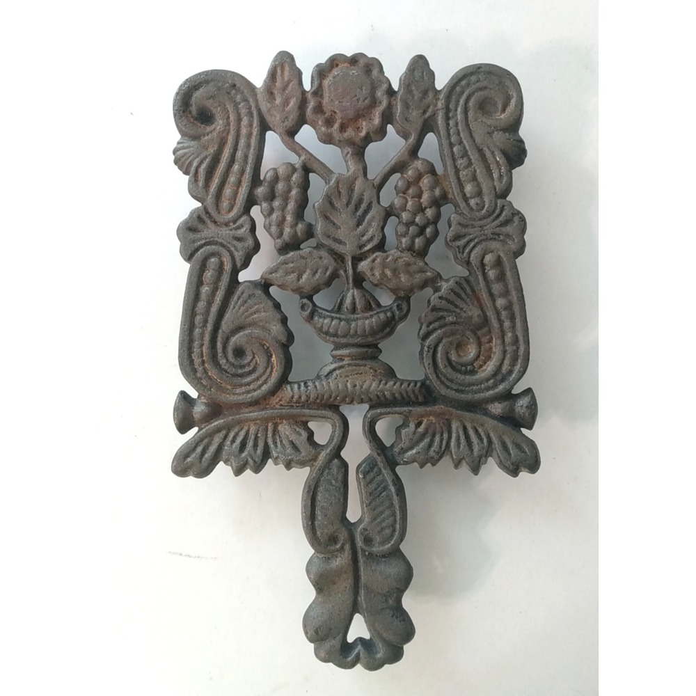 Wilton Cast Iron Trivet Grapes 8" Long 4 Legs VTG excellent condition